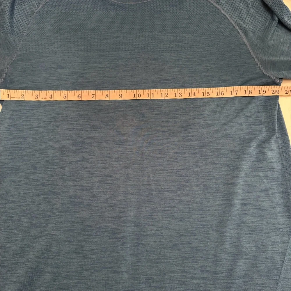 Pair of 2 lululemon men’s long sleeve tshirts - Picture 12 of 13